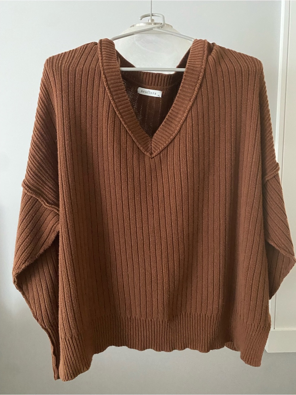 Neuflora Ribbed V-Neck Sweater in Chestnut Brown